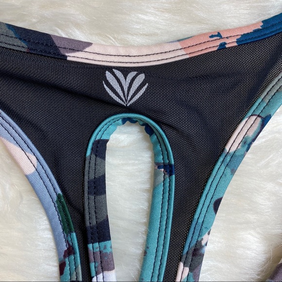 Abstract Sports Bra Women’s Size medium colorful gym workout - Picture 6 of 8